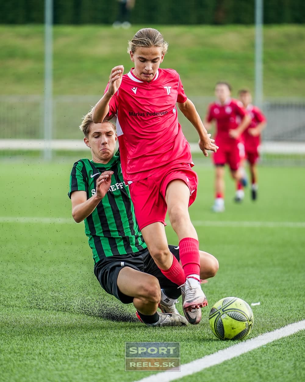 Futbal — súboj o loptu